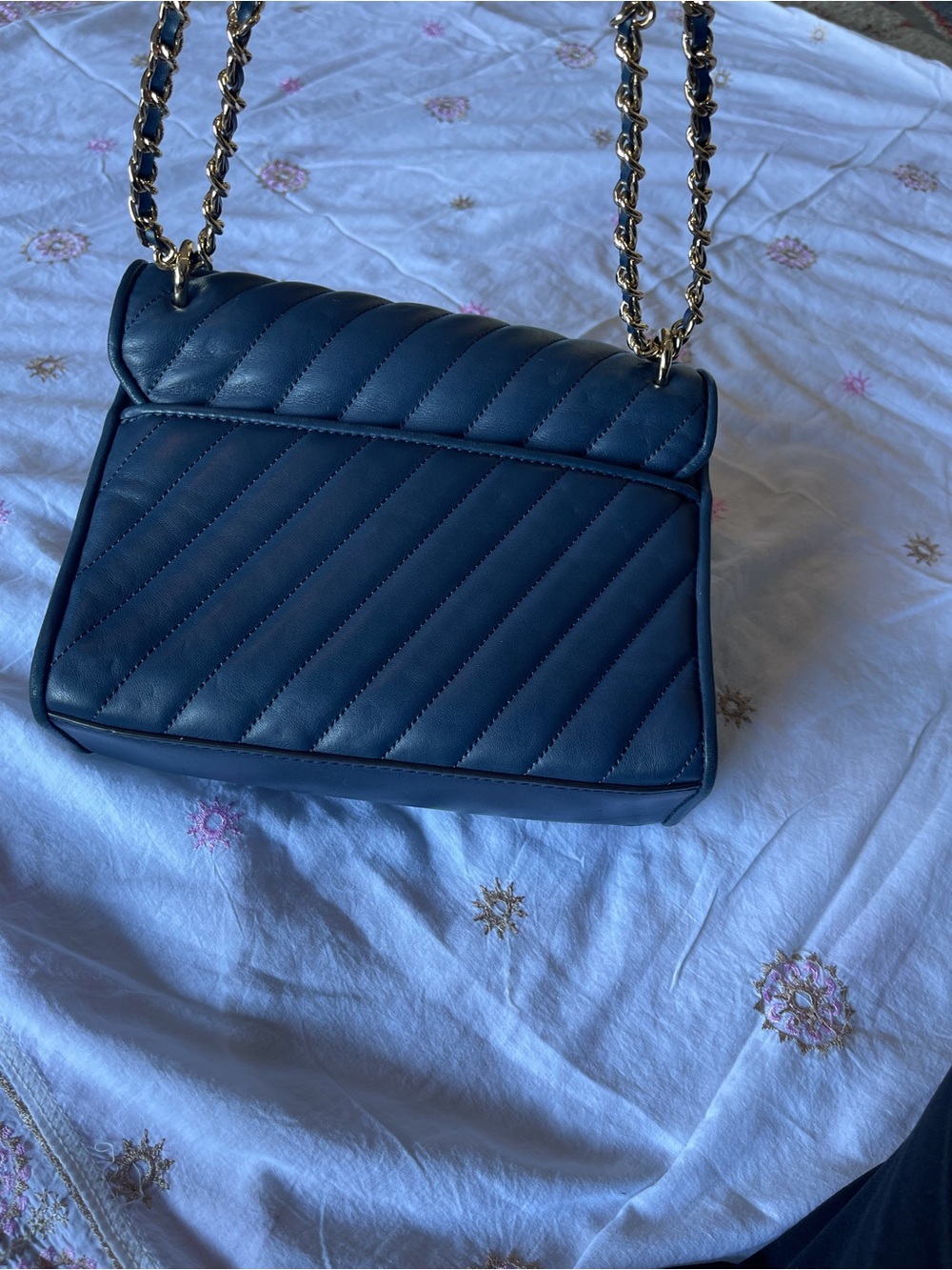 Michael Kors Leather Quilted Shoulder/crossbody Bag with Gold Hardware - Picture 13 of 16